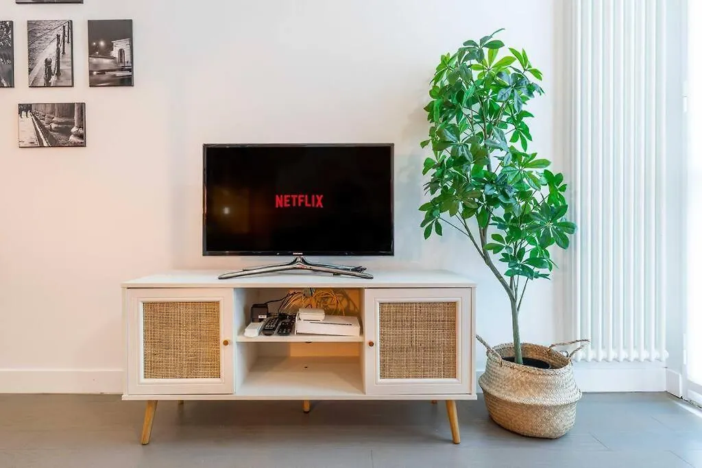 Central Station & Shuttle Airport Stop 2' Walk Apartment Milan