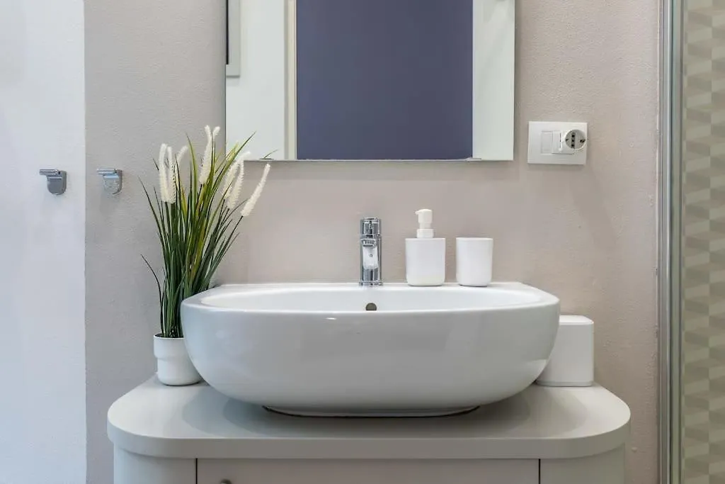 Central Station & Shuttle Airport Stop 2' Walk Apartment Milan 0*,  Italy