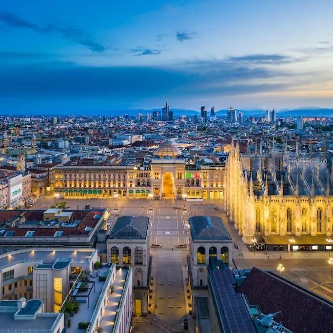 Central Station & Shuttle Airport Stop 2' Walk Apartment Milan