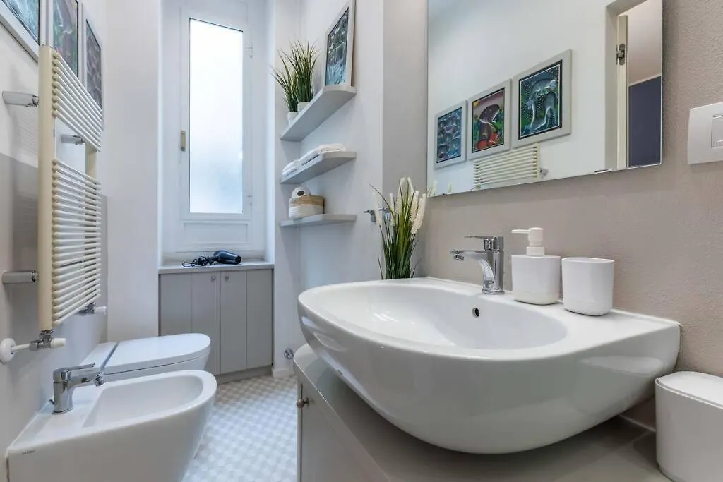 Central Station & Shuttle Airport Stop 2' Walk Apartment Milan