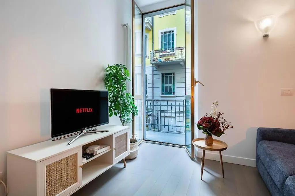 Central Station & Shuttle Airport Stop 2' Walk Apartment Milan