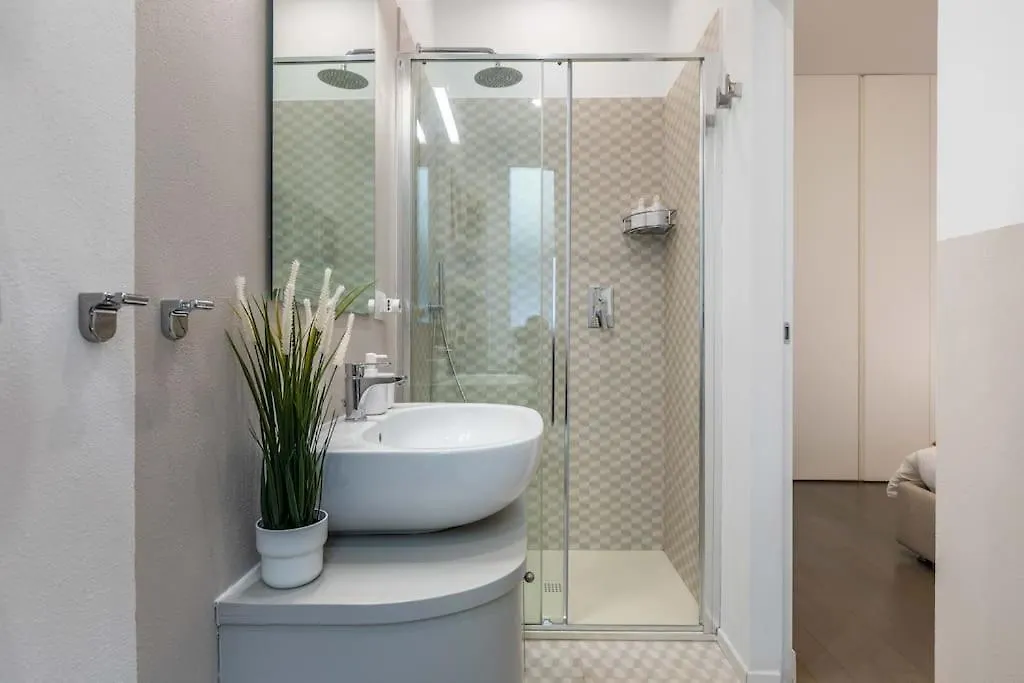 Central Station & Shuttle Airport Stop 2' Walk Apartment Milan Italy